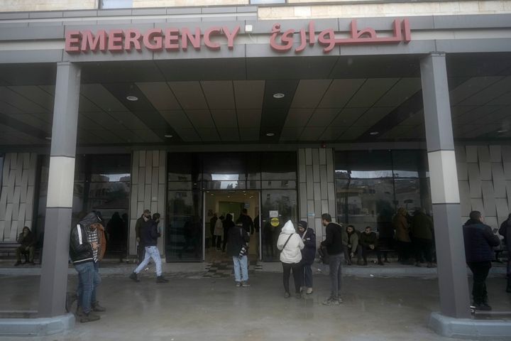 Δημοσιογράφοι συγκεντρώνονται έξω από το νοσοκομείο Ιμπν Σίνα μετά από μια φονική ισραηλινή στρατιωτική επιδρομή στην πόλη Τζενίν της Δυτικής Όχθης, Τρίτη 30 Ιανουαρίου 2024.