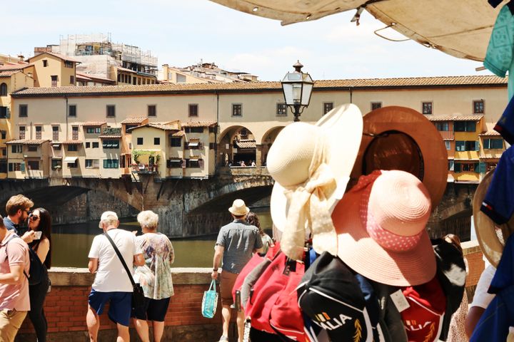 Τουρίστες κοιτάζουν το Πόντε Βέκιο, κορυφαίο ατραξιόν στην Βενετία