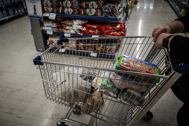 Στιγμιότυπα από σούπερ μάρκετ στην περιοχή του Κολωνού, Δευτέρα 18 Δεκεμβρίου 2023 (ΤΑΤΙΑΝΑ ΜΠΟΛΑΡΗ / EUROKINISSI)