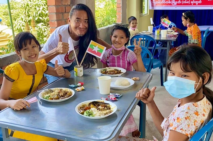 ミャンマーで、現地の子どもたちにカレーを振る舞う保芦さん