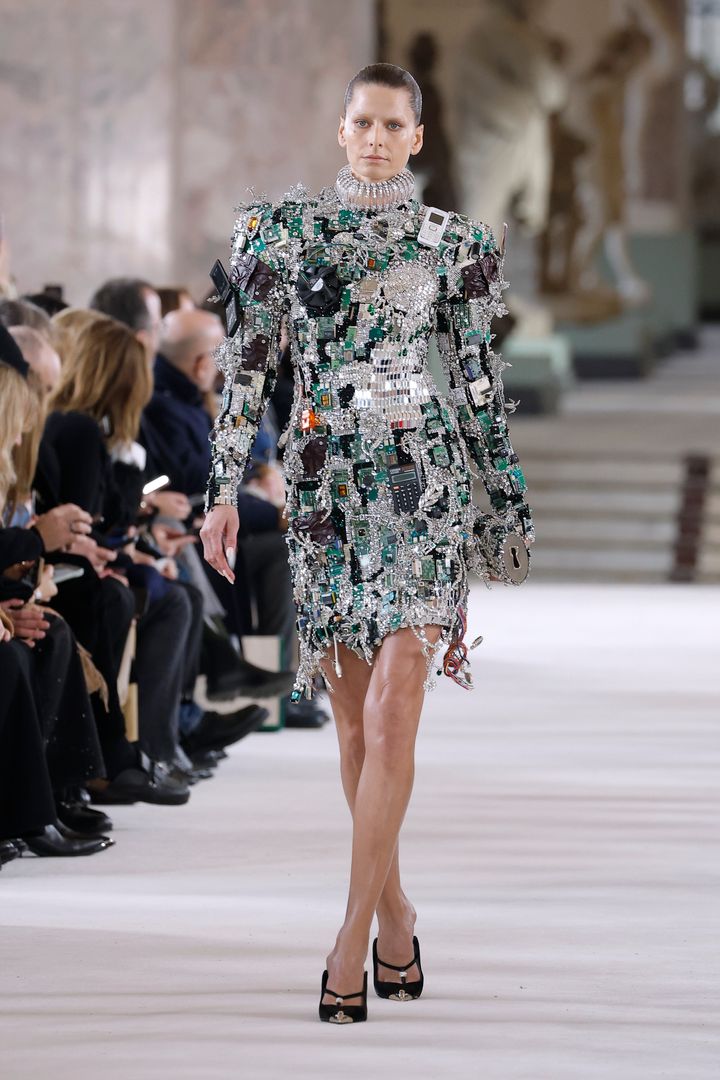 Schiaparelli Haute Couture Spring/Summer 2024 Το μοντέλο φοράει το πολυσυζητημένο φόρεμα φτιαγμένο από κομμάτια παλιών κινητών, κομπιούτερ, πετράδια και κρύσταλλα. 
