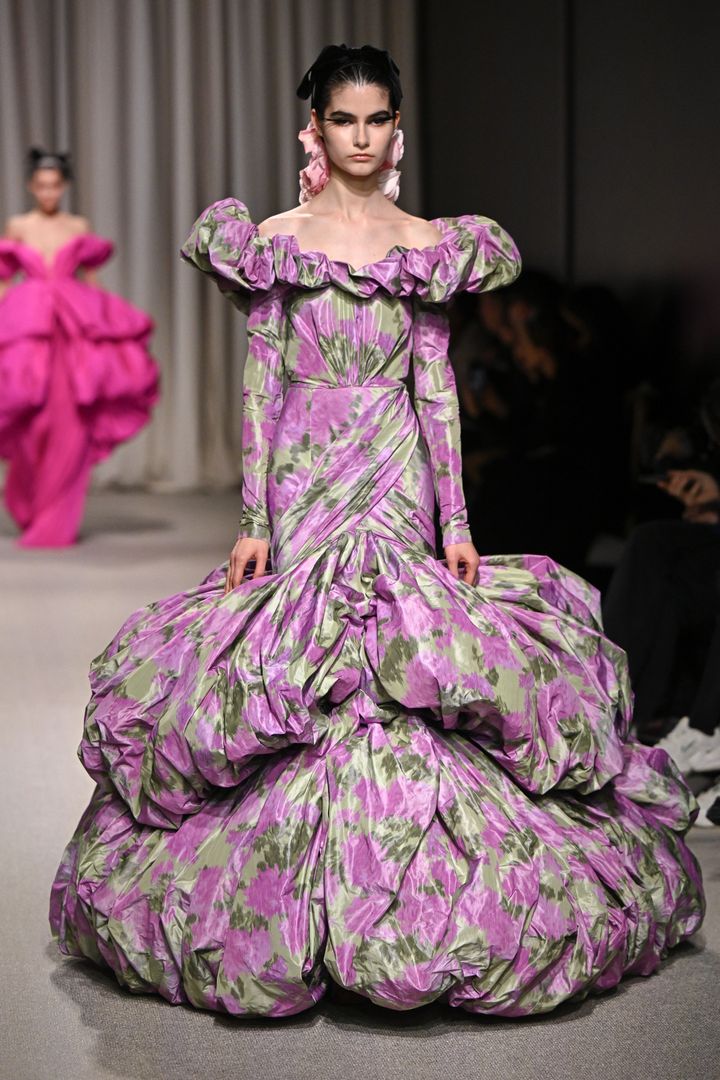 Τα ανθισμένα φορέματα του Giambattista Valli στην επίδειξη για την Haute Couture Spring/Summer 2024 