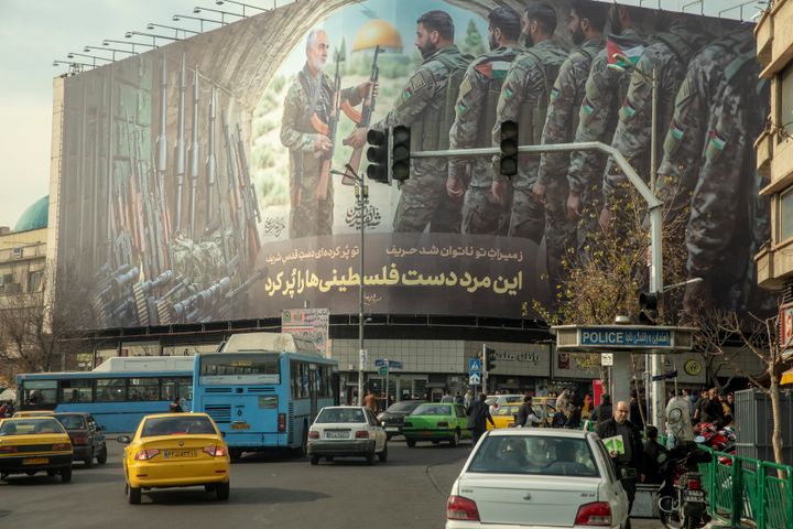 20 Ιανουαρίου 2024 Τεράστια αφίσα στην Τεχεράνη με τον Σουλεϊμάνι να μοιράζει όπλα στη Χαμάς. Υπενθυμίζεται ότι ο Σουλεϊμάνι εχασε τη ζωή του από αμερικανικό πύραυλο στο αεροδρόμιο της Βαγδάτης το 2020