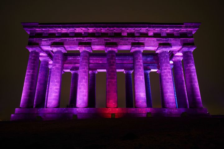 Το μνημείο Penshaw κοντά στο Σάντερλαντ λούζεται με μωβ φως για τον εορτασμό της Ημέρας Μνήμης του Ολοκαυτώματος στις 27 Ιανουαρίου 2021 στο Σάντερλαντ της Αγγλίας.