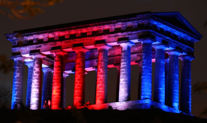 Το μνημείο Penshaw στο Σάντερλαντ φωταγωγημένο στα χρώματα της σημαίας της Βρετανίας μετά τη βομβιστική επίθεση σε συναυλία στο Μάντσεστερ.