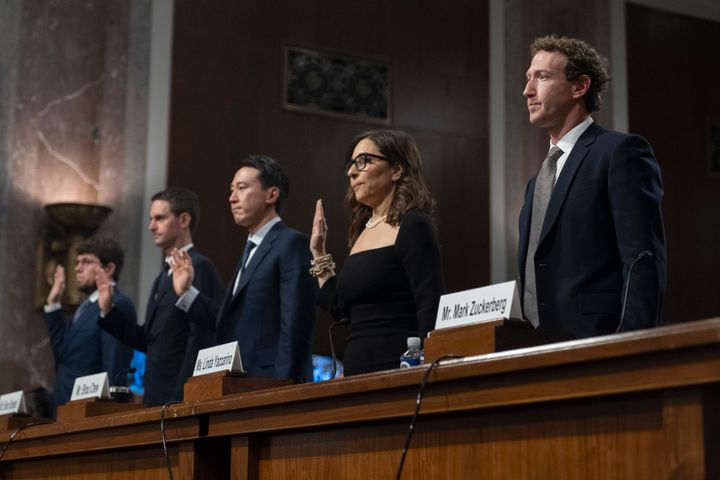 Από αριστερά: Ο διευθύνων σύμβουλος της Discord Jason Citron, ο διευθύνων σύμβουλος της Snap Evan Spiegel, ο διευθύνων σύμβουλος της TikTok Shou Zi Chew, η διευθύνουσα σύμβουλος τoυ X (πρώην Twitter) Linda Yaccarino και ο διευθύνων σύμβουλος της Meta Mark Zuckerberg, ορκίζονται κατά τη διάρκεια ακρόασης της Επιτροπής Δικαιοσύνης της Γερουσίας στο Καπιτώλιο της Ουάσιγκτον, την Τετάρτη 31 Ιανουαρίου 2024, για να συζητήσουν την ασφάλεια των παιδιών.