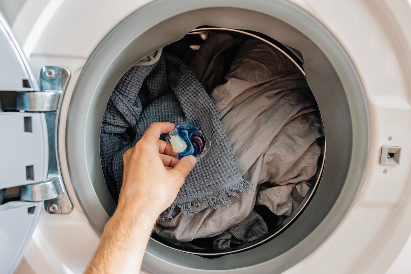Laundry Detergent Pods Can Be Bad For Cleaning Clothes | HuffPost Life