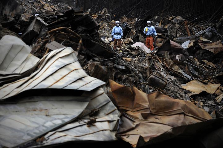 東日本大震災で、捜索活動にあたる消防隊員ら＝2011年3月21日