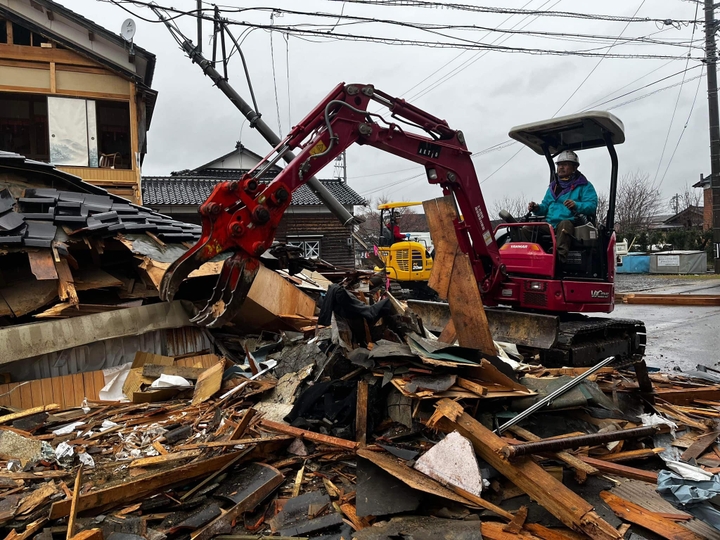 技術系ボランティアが重機を操縦し、道路を啓開していく