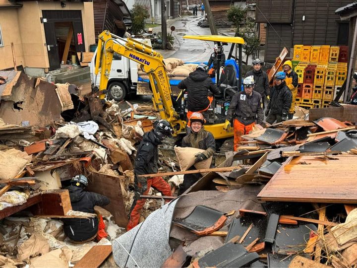 家屋などが倒壊した場所で活動する、技術系ボランティアの人たち