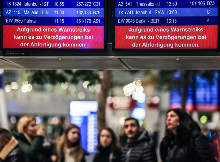 "Λόγω απεργίας μπορεί να υπάρξουν καθυστερήσεις στο check in" αναφέρεται σε πίνακα ανακοινώσεων του αεροδρομίου του Ντίσελντορφ 