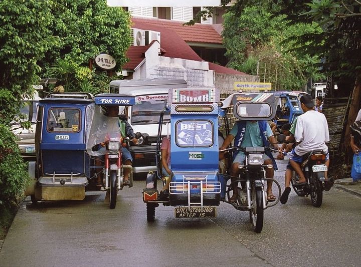 フィリピンのサイドカー付きバイク「トライシクル」
