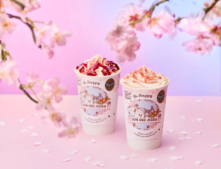 タリーズコーヒーの「＆TEA 桜香る 苺ロイヤルミルクティー」（左）と「桜舞う 苺チーズケーキラテ」