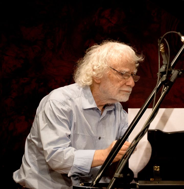 Ο Γιώργος Κουρουπός στο πιάνο, 2020