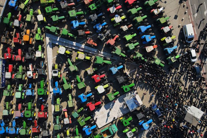 Διαμαρτυρόμενοι αγρότες με τα τρακτέρ τους συμμετέχουν σε συγκέντρωση έξω από γεωργική έκθεση στη Θεσσαλονίκη, στη βόρεια Ελλάδα, Πέμπτη, 1 Φεβρουαρίου 2024. Οι Έλληνες αγρότες – που επλήγησαν από το αυξανόμενο κόστος και τις ζημιές στις καλλιέργειες που προκλήθηκαν από πρόσφατες πλημμύρες και πυρκαγιές – μπλοκάρουν αυτοκινητόδρομους επιχειρώντας να πιέσουν για φορολογικές ελαφρύνσεις και υψηλότερες επιδοτήσεις. (AP Photo/Giannis Papanikos)