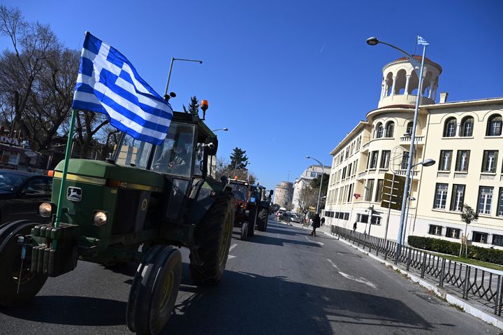 Διαμαρτυρόμενοι αγρότες με τα τρακτέρ τους συμμετέχουν σε συγκέντρωση έξω από γεωργική έκθεση στη Θεσσαλονίκη, στη βόρεια Ελλάδα, Πέμπτη, 1 Φεβρουαρίου 2024. Οι Έλληνες αγρότες – που επλήγησαν από το αυξανόμενο κόστος και τις ζημιές στις καλλιέργειες που προκλήθηκαν από πρόσφατες πλημμύρες και πυρκαγιές – μπλοκάρουν αυτοκινητόδρομους επιχειρώντας να πιέσουν για φορολογικές ελαφρύνσεις και υψηλότερες επιδοτήσεις. (AP Photo/Giannis Papanikos) (AP Photo/Giannis Papanikos)