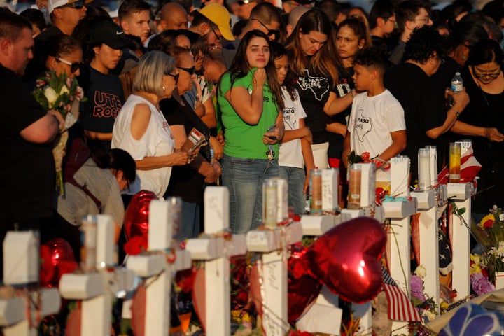 La gente visita un monumento improvisado en el lugar de un tiroteo masivo en un complejo comercial, el martes 6 de agosto de 2019, en El Paso.