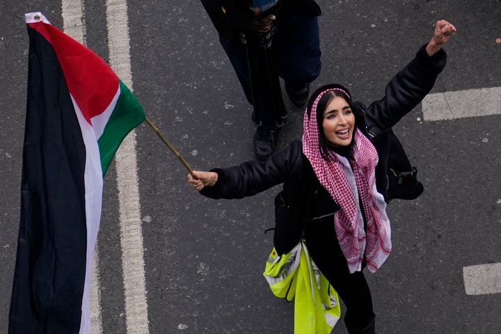 Διαδηλώτρια με παλαιστινιακή σημαία σε πορεία υπέρ των Παλαιστινίων και της λήξης του πολέμου στην Γάζα, Λονδίνο, 14 Ιανουαρίου 2023 