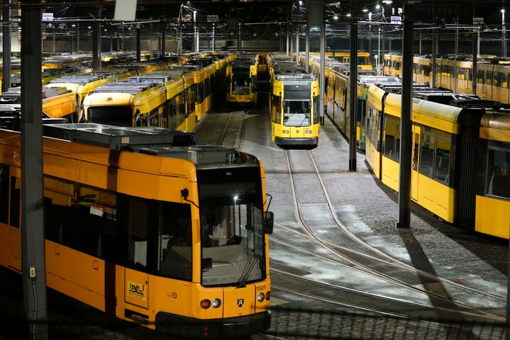 Τραμ σταθμευμένα σε αμαξοστάσιο στο Έσσεν της Γερμανίας, Παρασκευή 2 Φεβρουαρίου 2024, καθώς οι εργαζόμενοι στις δημόσιες συγκοινωνίες στη Γερμανία προχώρησαν σε μονοήμερη προειδοποιητική απεργία.
