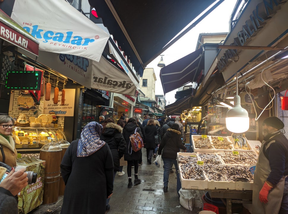 Στην ψαραγορά του Kadıköy βρίσκεις ό,τι θαλασσινό μπορείς να φανταστείς και οι ντόπιοι την προτκιμούν για φρέσκο ψάρι.