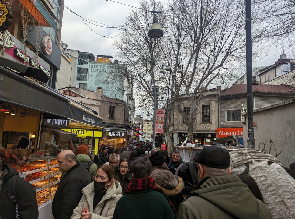 Κόσμος συνωστίζεται στα σοκάκια της Χαλκηδόνας, κάνοντας τα ψώνια του.