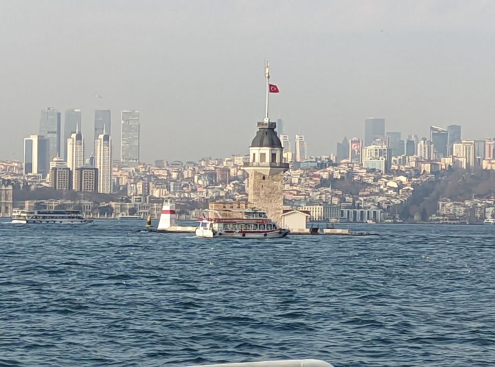 Ο Πύργος του Λεάνδρου είναι ο μοναδικός που βρίσκεται μέσα στη θάλασσα.