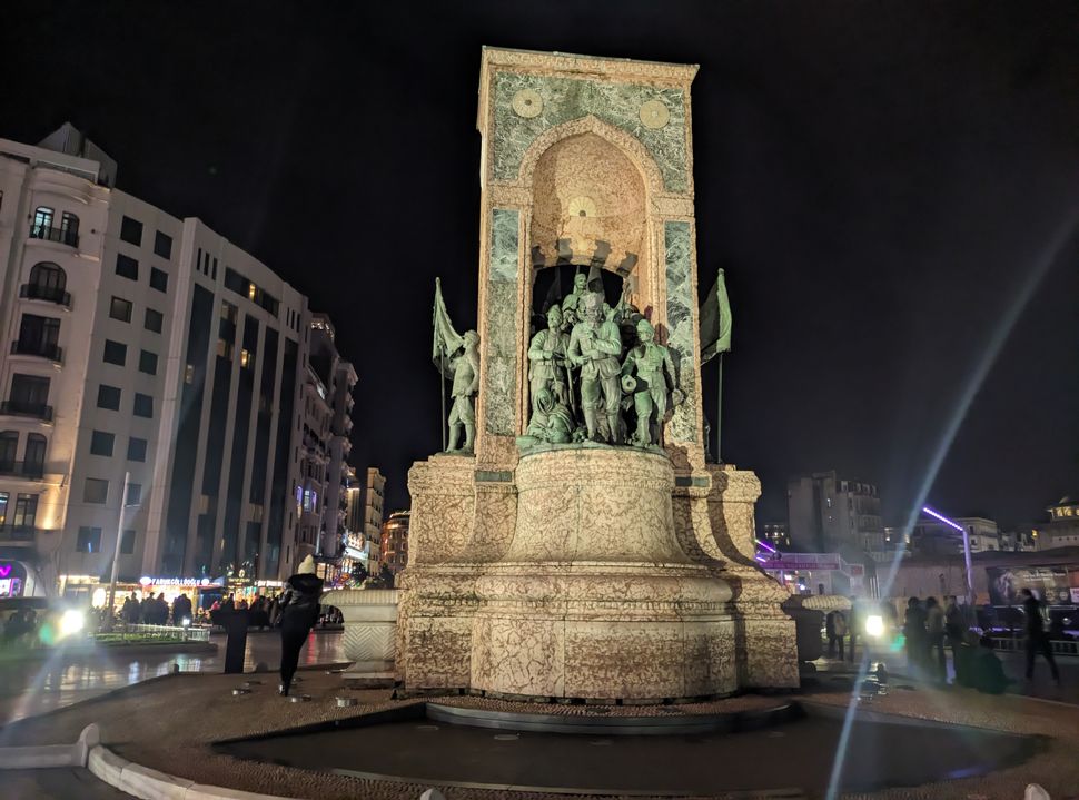 Το «μνημείο της Δημοκρατίας» στην πλατεία Ταξίμ.