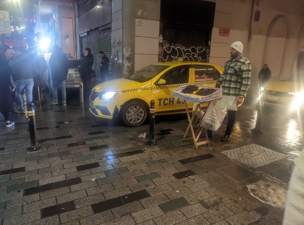 Τα μύδια, που θεωρούνται εκλεκτό έδεσμα, πωλούνται ακόμη και ως street food.