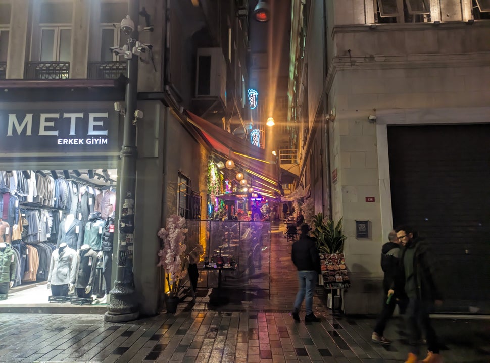 Στα στενάκια της Istiklal βρίσκονται «κρυμμένα» υπέροχα μπαράκια για να πιεις το ποτό σου, ανάμεσα σε τουρίστες και ντόπιους.