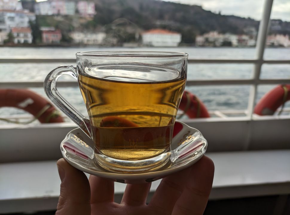 Τσάι μήλο με θέα τον Βόσπορο.