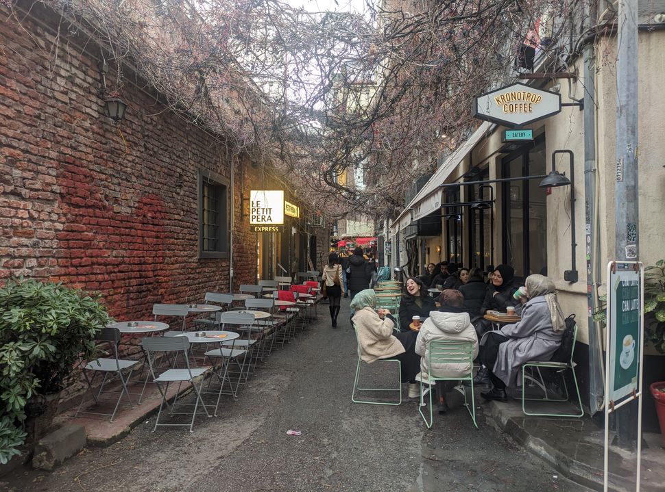 Τα ήσυχα γραγικά στενάκια με τα μοντέρνα καφέ στο Karaköy.