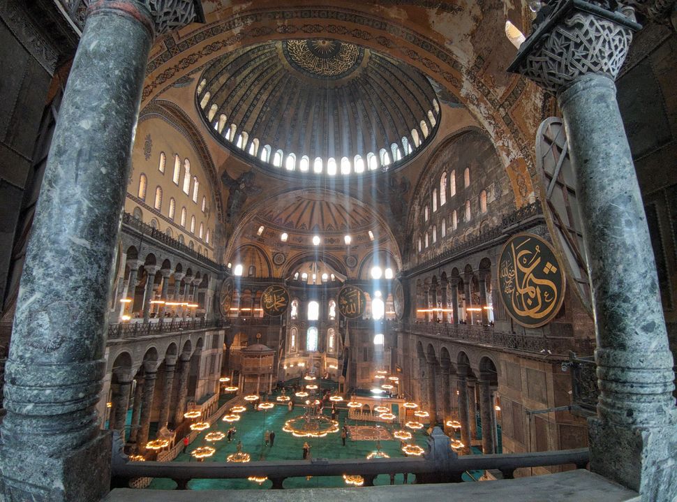 Η εικόνα από τον γυναικωνίτη της Αγιάς Σοφιάς. Στο κάτω μέρος του ναού έχουν πρόσβαση μόνο μουσουλμάνοι πιστοί.