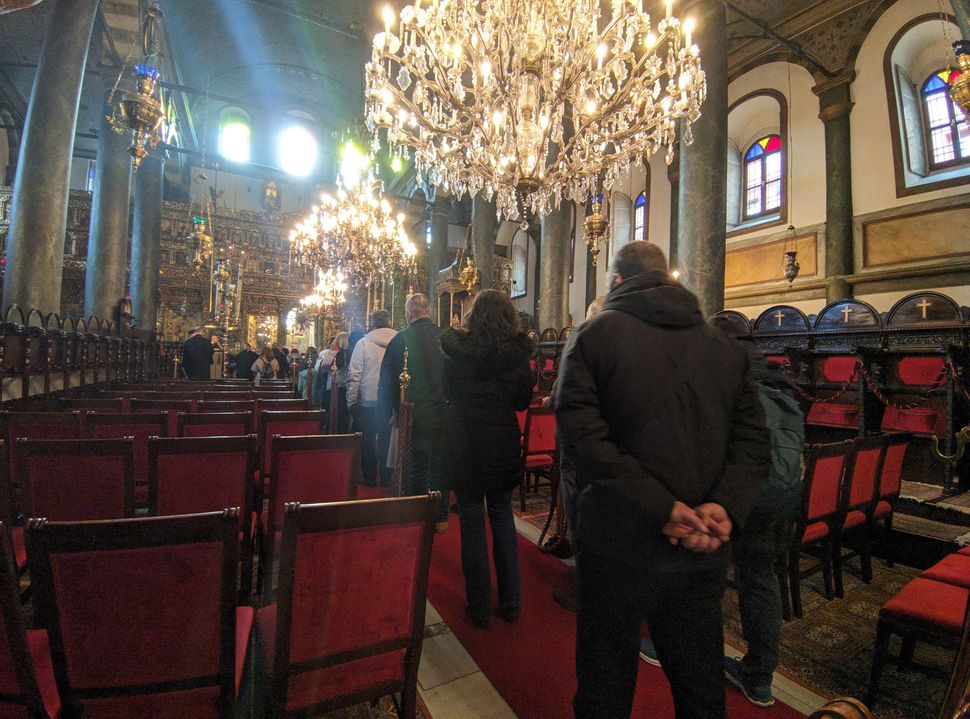 Πιστοί λαμβάνουν τη Θεία Κοινωνία μετά την Κυριακάτικη λειτουργία στο Οικουμενικό Πατριαρχείο.