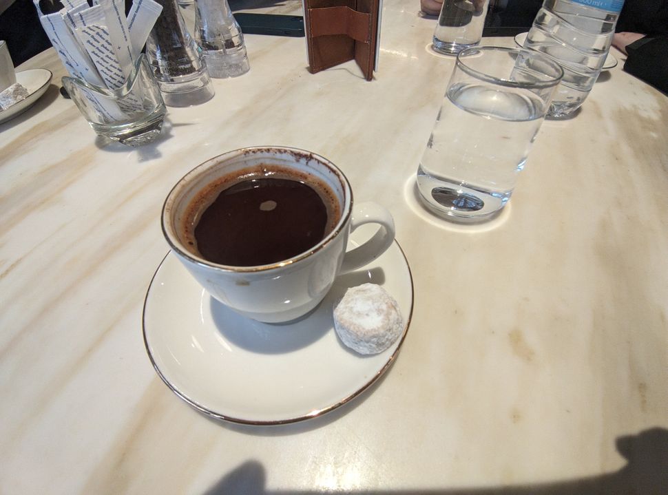 Τούρκικος (ή ελληνικός;) καφές μαζί με κουλουράκι.