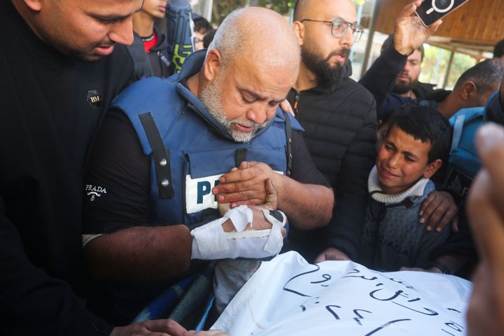 自身と同じくアルジャジーラで働き、イスラエル軍の攻撃で死亡した息子ハムザさんの手を握るジャーナリストのワエル・ダフドウさん（ガザ・ラファ、2024年1月7日）