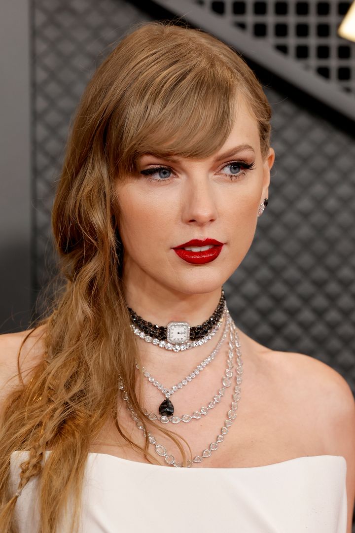 The watch on Swift's choker appeared to be set to midnight. 