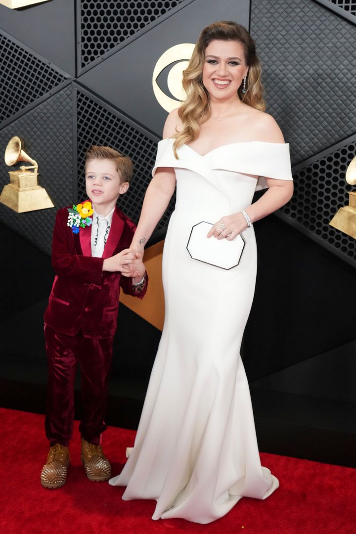 Η Κέλι Κλάρκσον με τον γιο της. 