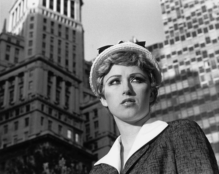 Cindy Sherman, Untitled Film Still #21, 1978. Εκτύπωση ζελατινο-αλογονούχου αργύρου, 20,3 x 25,4 εκ.