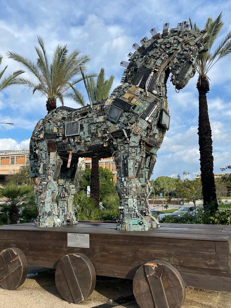 Το υπερμεγέθες άλογο, που είναι "χτισμένο" με υλικά από ξεπερασμένους ηλεκτρονικούς υπολογιστές, υποδέχεται τους φοιτητές έξω από το Πανεπιστήμιο του Τελ Αβίβ. Ο τίτλος του έργου είναι "Ψηφιακός Ίππος" (Cyber Horse), ωστόσο σε μία αληγορική ερμηνεία θα μπορούσε να είναι και ένας Δούρειος Ίππος, καθώς η Τεχνητή Νοημοσύνη εισβάλει στη ζωή μας με πολλούς τρόπους, χωρίς απαραίτητα να το γνωρίζουμε. Στην περίπτωση του Ισραήλ, αποτελεί και "εργαλείο" ενός πολέμου που διεξάγεται με πολλούς τρόπους. Στο πεδίο της μάχης με στόχους που εντοπίζονται με χρήση ΑΙ (Artificial Intellignece), αλλά και στο Διαδίκτυο όπου η Τεχνητή Νοημοσύνη χρησιμοποιείται για την κατασκευή fake news, αλλά και για τον εντοπισμό τους. (Τελ Αβίβ, 5 Φεβρουαρίου 2024). 