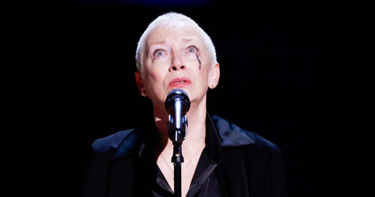 NextImg:Annie Lennox Calls For Cease-Fire During Sinéad O’Connor Grammys Tribute