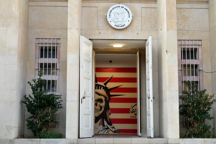 Η είσοδος της πρώην πρεσβείας των ΗΠΑ, η οποία έχει μετατραπεί σε αντιαμερικανικό μουσείο, στην Τεχεράνη του Ιράν, Σάββατο 19 Αυγούστου 2023.