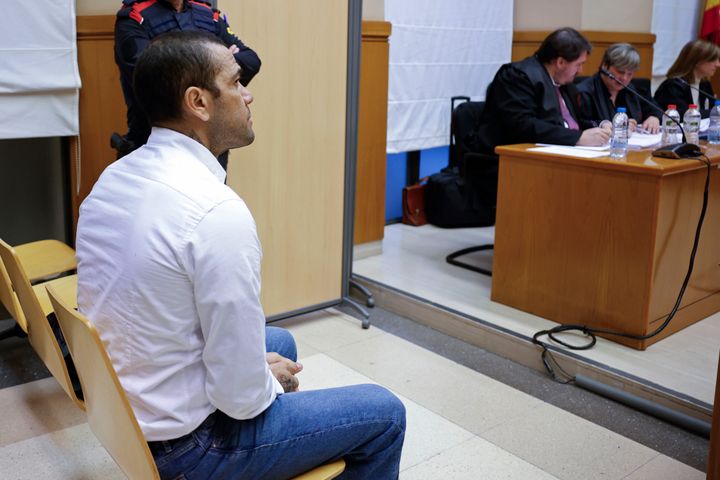 Ο Βραζιλιάνος ποδοσφαιριστής Ντάνι Αλβες κατά τη διάρκεια της δίκης του στη Βαρκελώνη, Ισπανία, Δευτέρα 5 Φεβρουαρίου 2024.