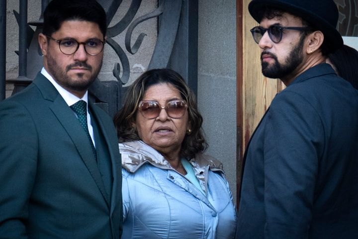 Η μητέρα του Βραζιλιάνου ποδοσφαιριστή Dani Alves, Lucia, στέκεται έξω από το δικαστήριο πριν από την έναρξη της δίκης στη Βαρκελώνη, Ισπανία, Δευτέρα 5 Φεβρουαρίου 2024.