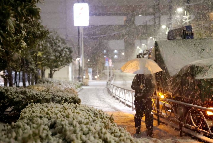 雪降る中を歩く人＝2月5日午後、東京都葛飾区