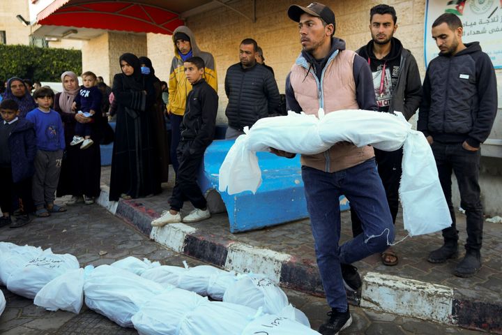 Παλαιστίνιοι θρηνούν τους νεκρούς του από τους χτεσινούες βομβαριδισμούς, 5 Φεβρουαρίου.