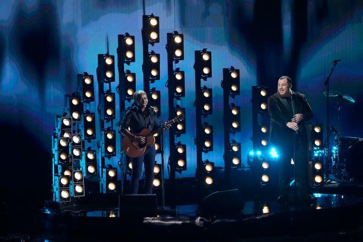 Τρέισι Τσάπμαν και Λουκ Κομπς τραγουδούν το «Fast Car» στα 66α Grammy Awards, 4 Φεβρουαρίου 2024, Λος Άντζελες. (AP Photo/Chris Pizzello)