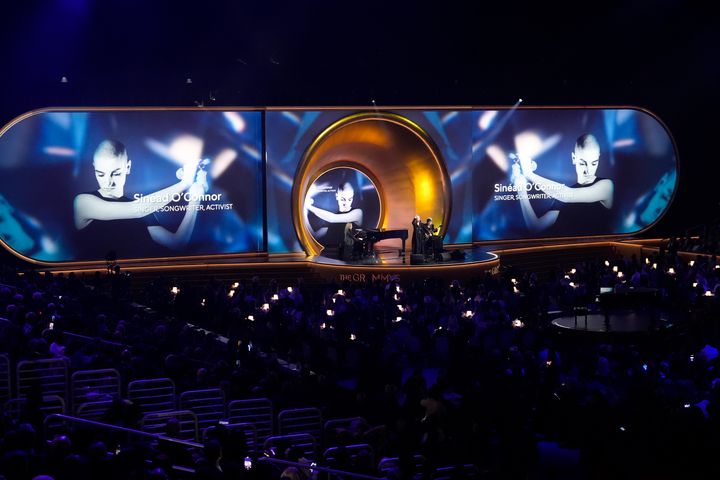 Η Άνι Λένοξ τιμά τη μνήμη της Sinead O'Connor στα 66α Βραβεία Grammy. (AP Photo/Chris Pizzello)