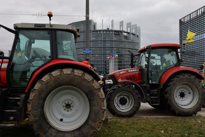 6 Φεβρουαρίου 2024 Αγρότες έξω από το Ευρωκοινοβούλιο στο Στρασβούργο