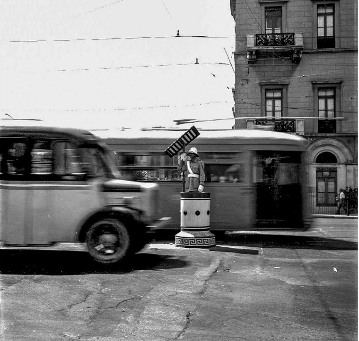 Ο τροχονόμος της πλατείας Συντάγματος το 1954