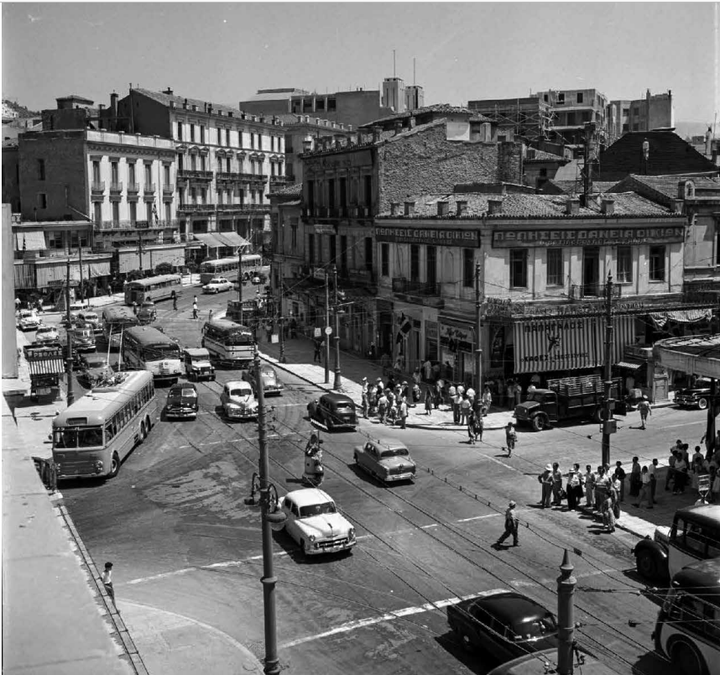 Το κουβούκλιο του τροχονόμου στη συμβολή των οδών Πανεπιστημίου και Αιόλου πριν εγκατασταθούν τα φανάρια (1954). Ορατές είναι επίσης και οι γραμμές του τραμ. 